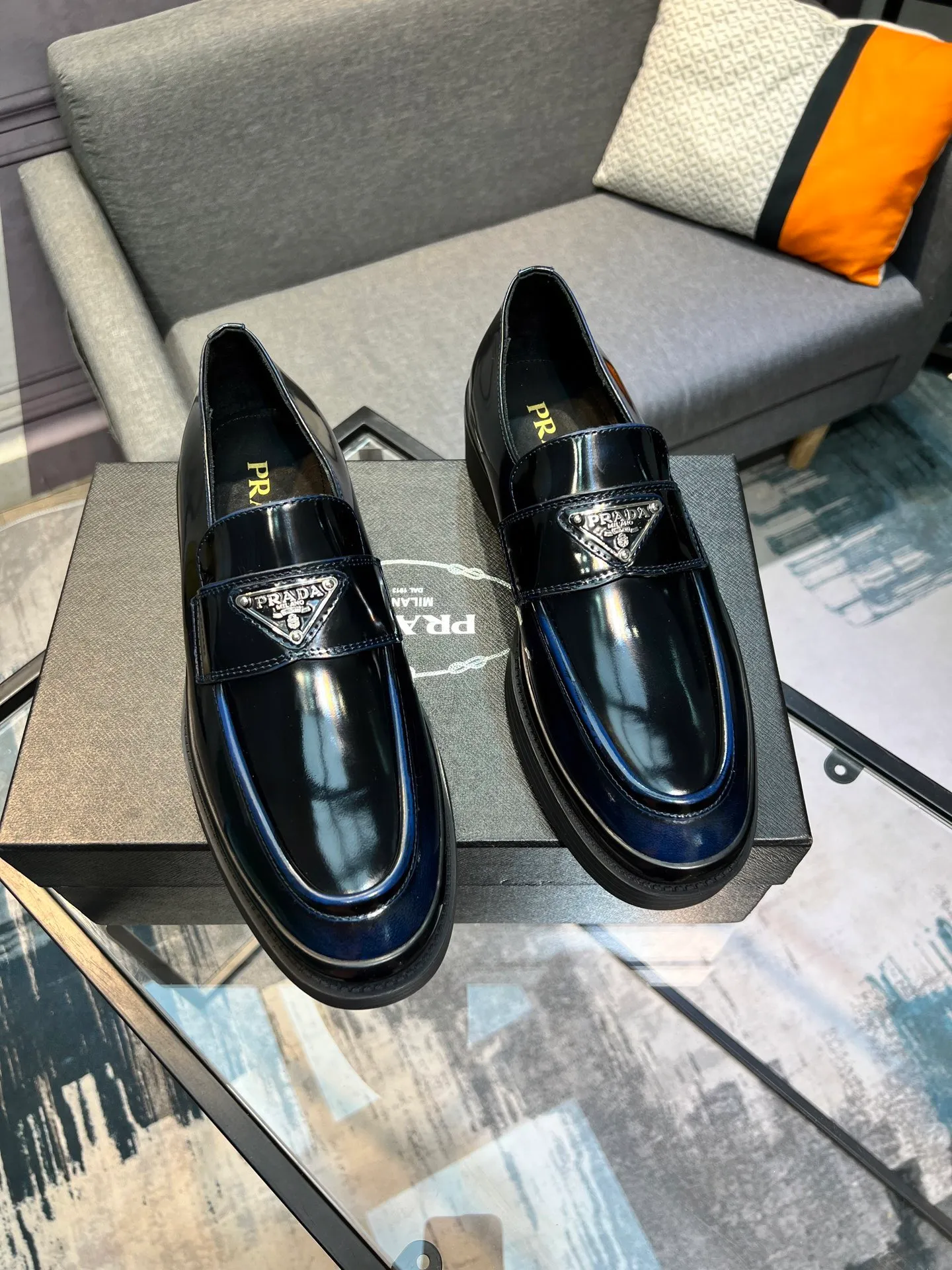 Men's clothing and shoes 💰860 Prada/Prada's new glossy leather loafers are made of open-edge beaded uppers imported from Italy, slip-on loafers style, large piece splicing design, durable and non-deforming, heavy-duty construction, exquisite mark stitching, same material ribbon decoration, blending classic and modern styles, lining with dyed calfskin, standard PRADA logo cowhide feet, original ultra-light matte texture and embossed leather outsole, light and not tired, excellent shock absorption effect, full foot comfort! Size: 39-44 (customized at 38.45)